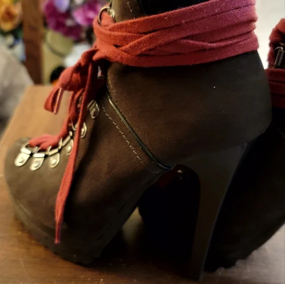 KEAVA  BY XHILARATION LADIES COMBAT FAUX SUEDE HEELS W/LEATHER CUFF/CRAMBERRY - Picture 5 of 11